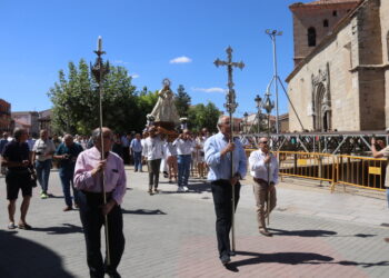Los macoteranos muestran su devoción a la Virgen de la Encina con una misa solemne y la procesión de vuelta hasta su ermita