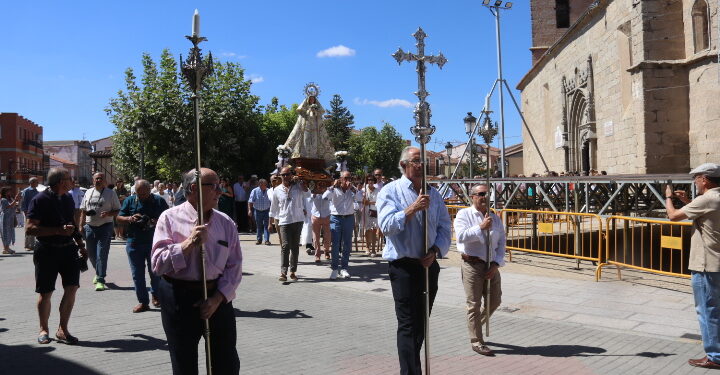 Los macoteranos muestran su devoción a la Virgen de la Encina con una misa solemne y la procesión de vuelta hasta su ermita