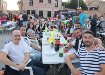 Villoria comparte la merienda de la vaca en una multitudinaria y animada despedida festiva con la plaza Mayor como escenario