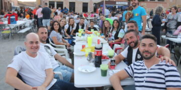 Villoria comparte la merienda de la vaca en una multitudinaria y animada despedida festiva con la plaza Mayor como escenario