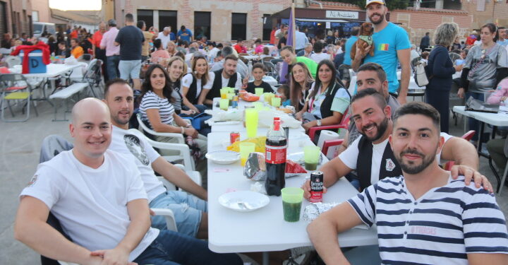 Villoria comparte la merienda de la vaca en una multitudinaria y animada despedida festiva con la plaza Mayor como escenario