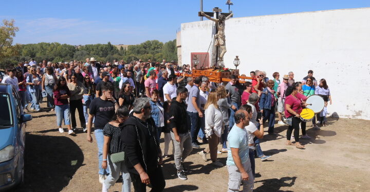 Alaraz reúne a más de un millar de personas en la fiesta del Santo Cristo del Monte con misa, procesión y una gran paella popular