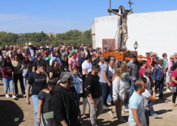 Alaraz reúne a más de un millar de personas en la fiesta del Santo Cristo del Monte con misa, procesión y una gran paella popular