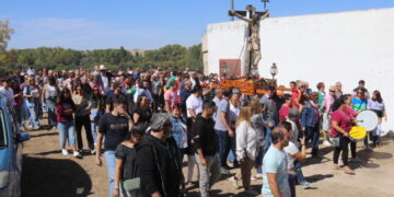 Alaraz reúne a más de un millar de personas en la fiesta del Santo Cristo del Monte con misa, procesión y una gran paella popular