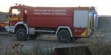 Bomberos y vecinos de Bóveda del Río Almar trabajan en la extinción de un gran incendio en una granja de vacuno de leche