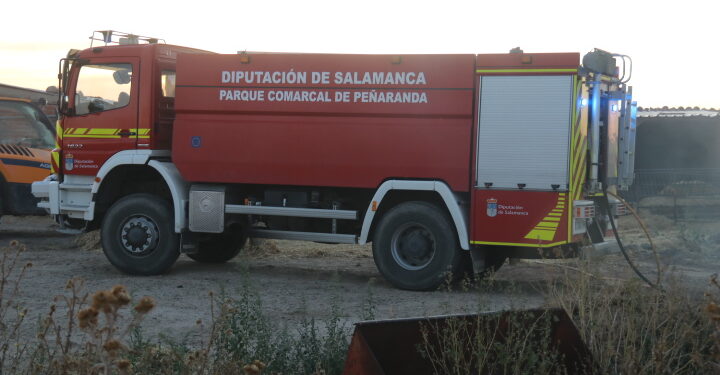 Bomberos y vecinos de Bóveda del Río Almar trabajan en la extinción de un gran incendio en una granja de vacuno de leche