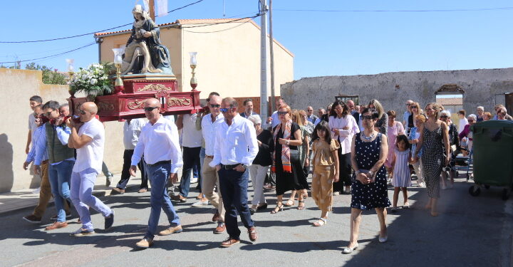 Bóveda del Río Almar acompaña a la Virgen de las Angustias en la procesión por las calles con los sones de los dulzaineros