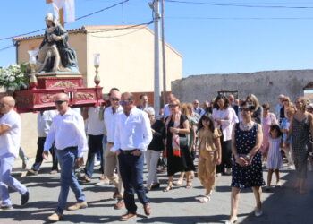 Bóveda del Río Almar acompaña a la Virgen de las Angustias en la procesión por las calles con los sones de los dulzaineros