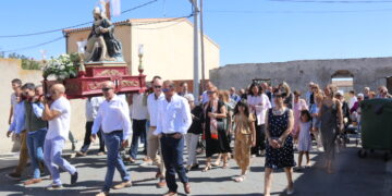 Bóveda del Río Almar acompaña a la Virgen de las Angustias en la procesión por las calles con los sones de los dulzaineros