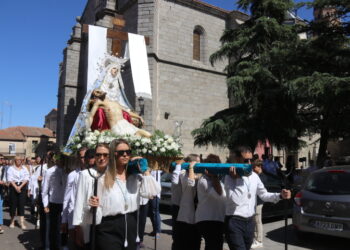 Peñaranda muestra su devoción a la Virgen de la Piedad en su regreso en procesión desde la parroquia a la iglesia de San Luis