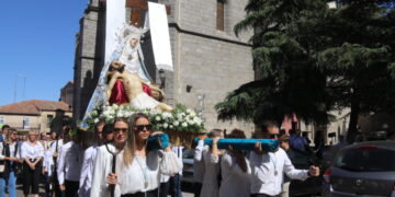 Peñaranda muestra su devoción a la Virgen de la Piedad en su regreso en procesión desde la parroquia a la iglesia de San Luis