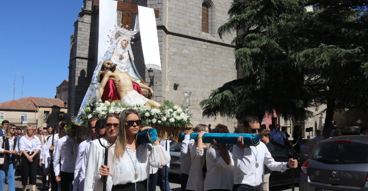 Peñaranda muestra su devoción a la Virgen de la Piedad en su regreso en procesión desde la parroquia a la iglesia de San Luis