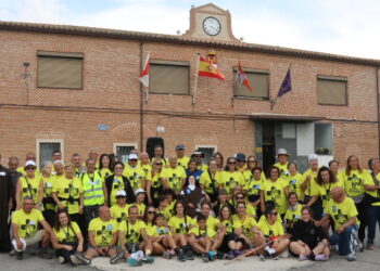 Aldeaseca de la Frontera recibe a la Marcha Teresiana y comparte la comunión de los higos antes de la despedida entre bailes