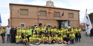 Aldeaseca de la Frontera recibe a la Marcha Teresiana y comparte la comunión de los higos antes de la despedida entre bailes