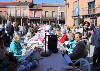 Peñaranda se convierte de nuevo en capital del encaje con un exitoso encuentro y labores hechas en vivo en la plaza de España