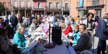 Peñaranda se convierte de nuevo en capital del encaje con un exitoso encuentro y labores hechas en vivo en la plaza de España