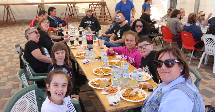 Medio millar de comensales comparten una paella en Tarazona de la Guareña que ha recaudado donativos a favor de Pyfano