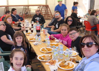 Medio millar de comensales comparten una paella en Tarazona de la Guareña que ha recaudado donativos a favor de Pyfano