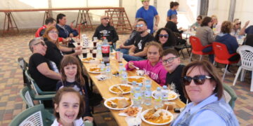 Medio millar de comensales comparten una paella en Tarazona de la Guareña que ha recaudado donativos a favor de Pyfano