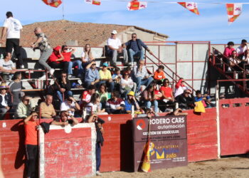 Tarde taurina en Zorita de la Frontera con una lidia de vaquillas al estilo tradicional en la original plaza rectangular del municipio