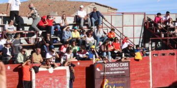 Tarde taurina en Zorita de la Frontera con una lidia de vaquillas al estilo tradicional en la original plaza rectangular del municipio