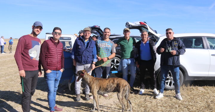 La I carrera de galgos «Ciudad de Peñaranda» reúne a numerosos aficionados y público en una mañana de sol y buenas carreras
