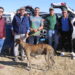 La I carrera de galgos «Ciudad de Peñaranda» reúne a numerosos aficionados y público en una mañana de sol y buenas carreras