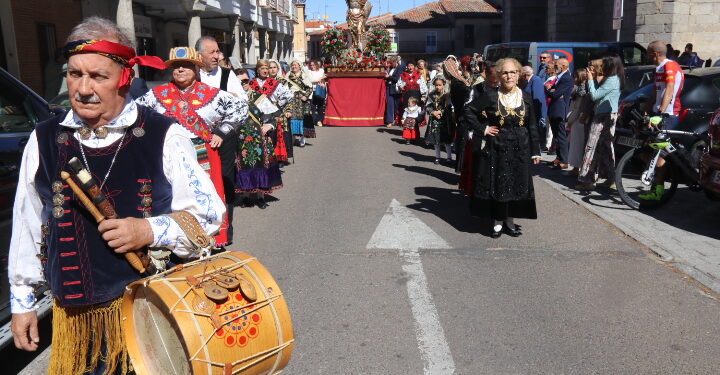 Peñaranda acompaña a San Miguel en una procesión con sones charros y de dulzaina y con autoridades y cortes de honor 2024