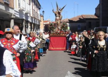 Peñaranda acompaña a San Miguel en una procesión con sones charros y de dulzaina y con autoridades y cortes de honor 2024