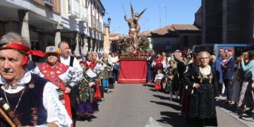 Peñaranda acompaña a San Miguel en una procesión con sones charros y de dulzaina y con autoridades y cortes de honor 2024