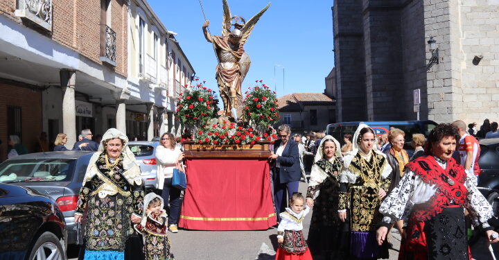 Peñaranda acompaña a San Miguel en una procesión con sones charros y de dulzaina y con autoridades y cortes de honor 2024