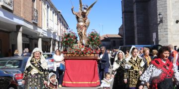 Peñaranda acompaña a San Miguel en una procesión con sones charros y de dulzaina y con autoridades y cortes de honor 2024