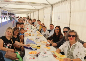 Más de 1.200 comensales llenan la plaza de la Constitución en Peñaranda para compartir un «novedoso» arroz del señorito