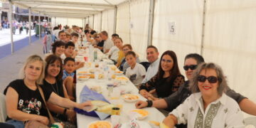 Más de 1.200 comensales llenan la plaza de la Constitución en Peñaranda para compartir un «novedoso» arroz del señorito