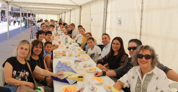 Más de 1.200 comensales llenan la plaza de la Constitución en Peñaranda para compartir un «novedoso» arroz del señorito