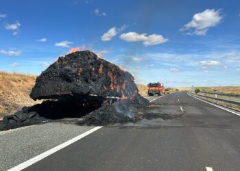 La caja de un camión cargada de paja queda calcinada en la A-50 y casi un centenar de vehículos soportan dos horas de retención