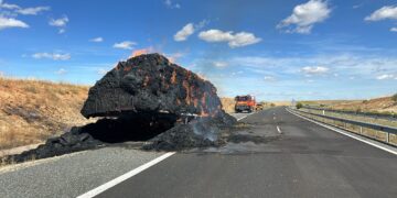 La caja de un camión cargada de paja queda calcinada en la A-50 y casi un centenar de vehículos soportan dos horas de retención