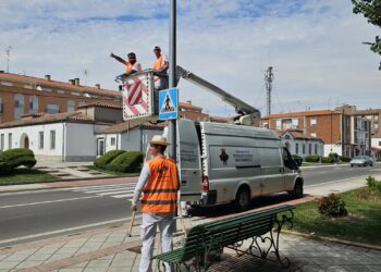 «Peñaranda pintacultura» mejora la imagen de la calle del Carmen y de la avenida de Salamanca con un repintado de las farolas