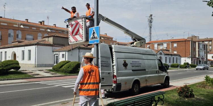 «Peñaranda pintacultura» mejora la imagen de la calle del Carmen y de la avenida de Salamanca con un repintado de las farolas