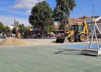 Peñaranda renueva el arenero infantil del parque La Huerta y da respuesta a las quejas por la presencia de cristales y suciedad