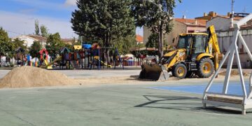 Peñaranda renueva el arenero infantil del parque La Huerta y da respuesta a las quejas por la presencia de cristales y suciedad