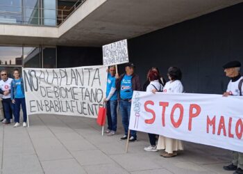 Vecinos de Babilafuente se suman a la concentración «Stop malos olores» ante la sede central de la Junta en Salamanca