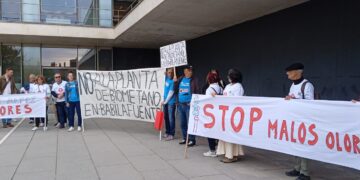 Vecinos de Babilafuente se suman a la concentración «Stop malos olores» ante la sede central de la Junta en Salamanca
