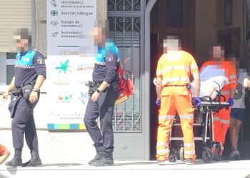 Policía Local de Peñaranda y una ambulancia del 112 atienden a una alumna tras sufrir una indisposición en un colegio