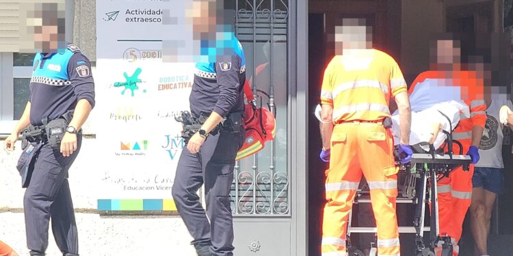 Policía Local de Peñaranda y una ambulancia del 112 atienden a una alumna tras sufrir una indisposición en un colegio