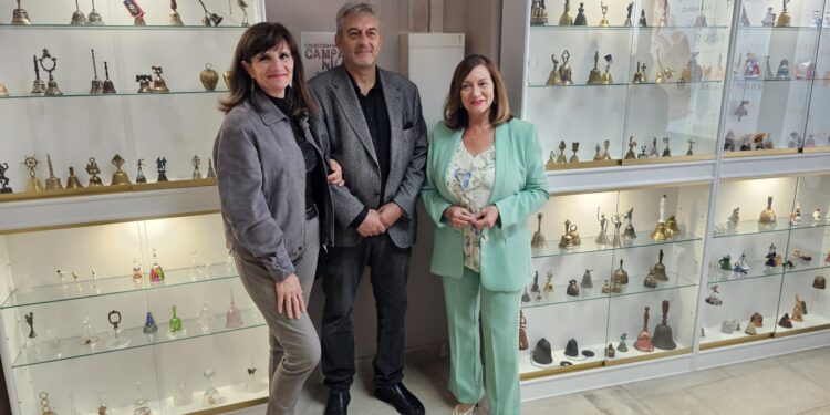 La Casa del Arte de Peñaranda suma a sus fondos la colección de campanillas de Emilio Moreno con más de un millar de piezas