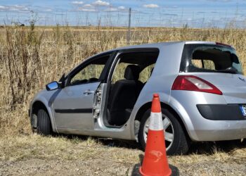 Un turismo lleva casi un mes abandonado en la cuneta de la N-501 y ahora empieza a ser desguazado por piezas y vandalizado