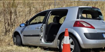 Un turismo lleva casi un mes abandonado en la cuneta de la N-501 y ahora empieza a ser desguazado por piezas y vandalizado