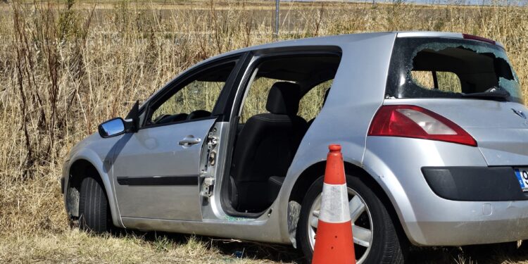 Un turismo lleva casi un mes abandonado en la cuneta de la N-501 y ahora empieza a ser desguazado por piezas y vandalizado