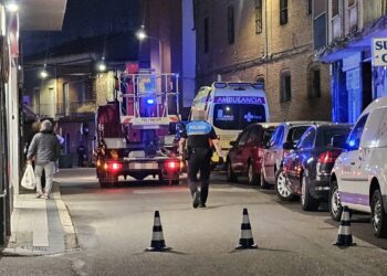 Policía Local, Bomberos y la ambulancia del 112 auxilian a una mujer que había sufrido una caída en su domicilio de Peñaranda